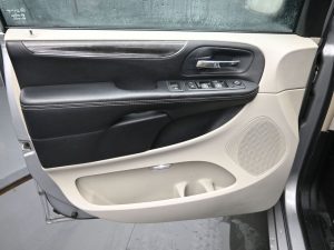 Used 2013 Chrysler Town & Country Touring — thumbnail 12